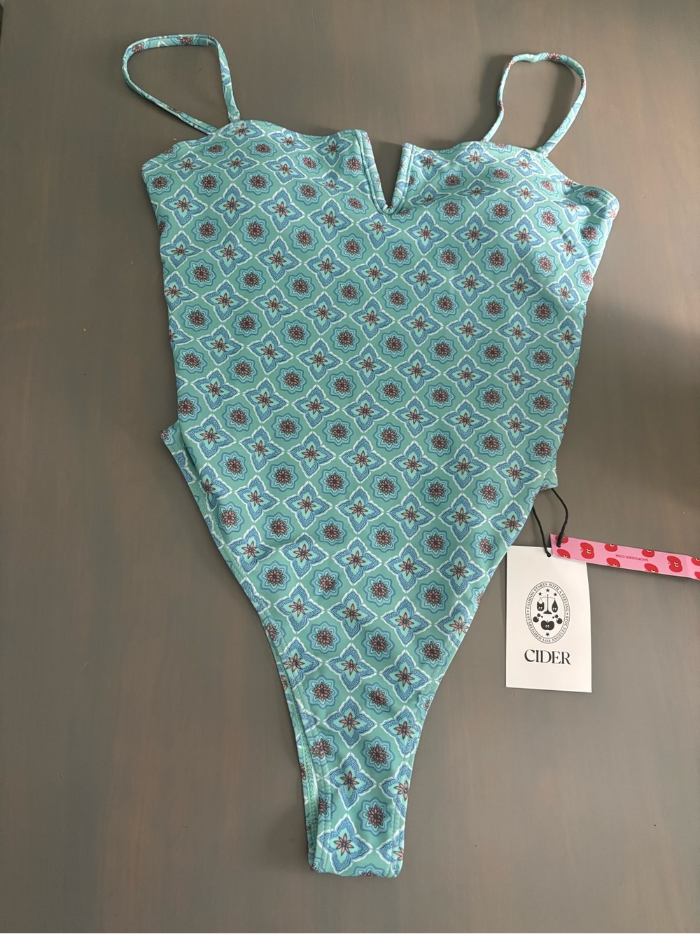Cider Turquoise Geometric One-Piece Swimsuit med NWT sold out!